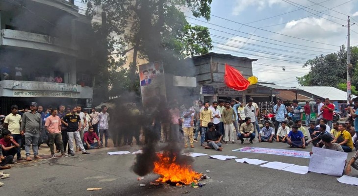 রাঙামাটি জেলা ছাত্রদলের নতুন কমিটি বাতিলের দাবিতে  সড়ক অবরোধ